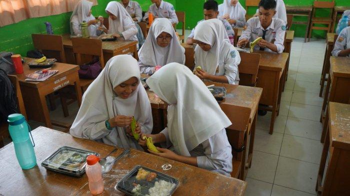 Meski ada tiga jenjang pendidikan yang mendapat jatah program makan bergizi gratis dari pemerintah di Kota Pariaman, Sumatera Barat, tapi menu dan porsinya sama.