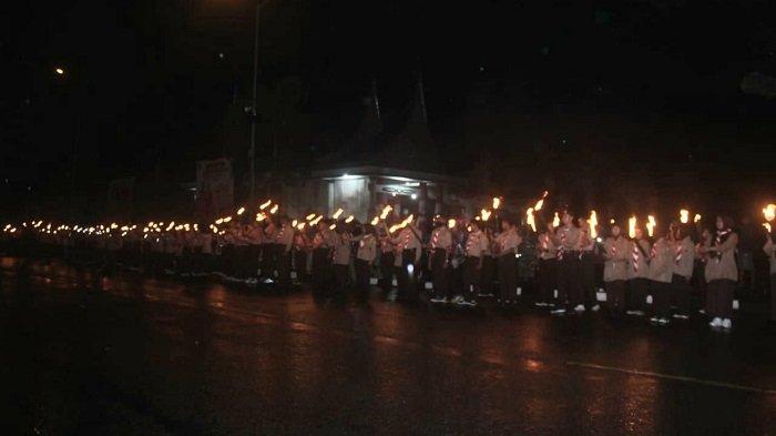 Momen pawai obor dalam rangka menyambut HUT Kemerdekaan Republik Indonesia ke-78 di Kota Bukittinggi berlangsung meriah, Rabu (16/8/2023) malam.