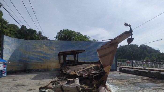 MONUMEN KAPAL TRADISIONAL- Kondisi Monumen Perahu Nelayan Kayu Tradisional yang terletak di Batang Arau tampak hancur, Senin (9/6/2025). Monumen kapal tersebut hancur karena terpaan hujan dan panas.