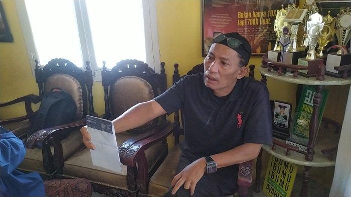 Muhammad Ansharrullah (58), salah satu warga Jorong Galuang, Nagari Sungai Pua, Kecamatan Sungai Pua, Kabupaten Agam, Sumatera Barat, saat ditemui dirumahnya, Senin (28/10/2024).