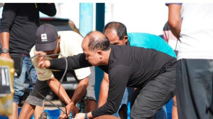 RAYAKAN IDUL ADHA 1446H - PT PLN memeringati Hari Raya Idul Adha 1446 H yang kegiatan berlangsung di halaman Kantor UID Sumbar pada Senin (9/6/2025), serta tutut dihadiri General Manager PLN UID Sumbar, Ajrun Karim, beserta jajarannya.
Dalam sambutannya, ia menekankan bahwa kehadiran PLN tak hanya sebatas pada penyediaan listrik, tetapi juga diwujudkan melalui aksi nyata yang memberi dampak positif bagi kehidupan masyarakat.