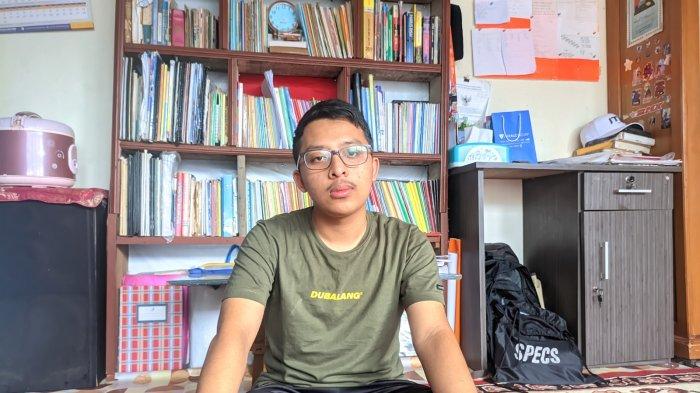KISAH PELAJAR BUKITTINGGI- Nauli Al Ghifari saat ditemui di kediamannya di Jalan Mandiangin, No 81, RT 01/RW 01, Kelurahan Campago Ipuah, Kecamatan Mandiangin Koto Selayan, Kota Bukittinggi, Sumatera Barat, Senin (9/6/2025). Sosok Nauli terkenal rajin belajar dan suka berbagi dengan ilmu dengan sesama.