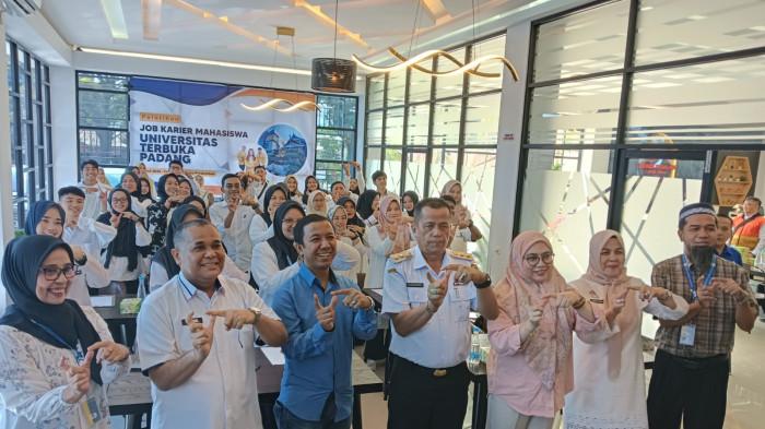 PELATIHAN JOB KARIER - UT Padang kembali menunjukkan komitmennya dalam mempersiapkan mahasiswa menghadapi dunia kerja melalui kegiatan Pelatihan Job Karier yang diselenggarakan pada Rabu (23/7/2025) di Kota Payakumbuh, Provinsi Sumatera Barat (Sumbar). Kegiatan yang diikuti oleh puluhan mahasiswa UT Padang kali ini secara resmi dibuka oleh Wakil Wali Kota Payakumbuh, atau Wawako Elzadaswarman, SKM, MPPM. 