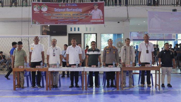 PEMBUKAAN TURNAMEN FUTSAM - Kepala Dinas Pemuda dan Olahraga (Kadispora) Sumbar, Maifrizon bersama Wakil Ketua DPRD Sumbar, Evi Yandri Rajo Budiman saat pembukaan Turnamen Futsal SMA/SMK Se-Sumbar. Turnamen futsal kali ini berlangsung selama tiga hari, dari 16 hingga 18 Mei 2025.

