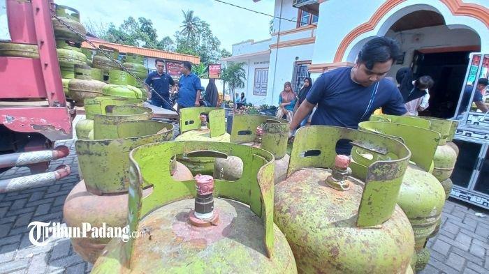 Penampakan tabung gas elpiji tiga kilogram di kantor Wali Nagari Magek, saat operasi pasar tangkal kelangkaan gas digelar di Kabupaten Agam, Kamis (8/6/2023).