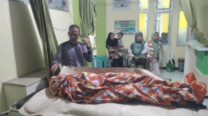 REMAJA TENGGELAM- Jasad remaja yang tenggelam di Sungai Batang Ombilin, Jorong Subarang Ombak, Nagari Muaro, Kecamatan Sijunjung, Kabupaten Sijunjung, dibawa ke Puskesmas Gambok, Selasa (1/7/2025). Korban berinisial CSP (18) tenggelam saat memancing bersama temannya.