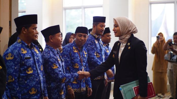 PELANTIKAN PEJABAT ADMINISTRATOR: Bupati Dharmasraya, Annisa Suci Ramadhani, melantik 18 pejabat administrator dan pengawas di lingkungan Pemerintah Kabupaten Dharmasraya dalam sebuah prosesi yang berlangsung di Aula Kantor Bupati, Selasa (22/7/2025).