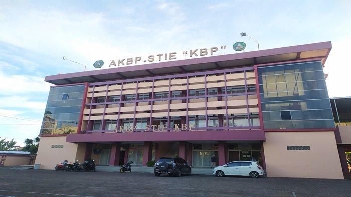 PEMBUNUHAN BERANTAI DI PADANG PARIAMAN : Penampakan gedung kampus STIE KBP Padang, Jumat (20/6/2025). Ketiga korban dari pelaku SJ merupakan mahasiswa di satu kampus yang sama. 
 
 