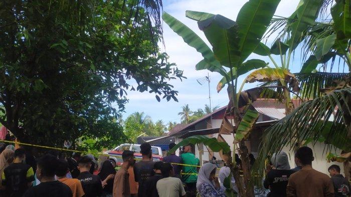 PEMBUNUHAN : Suasana di lokasi dugaan penguburan korban lainnya dari pelaku mutilasi di Kabupaten Padang Pariaman, Kamis (19/6/2025). Pelaku diduga membunuh sejumlah wanita lainnya dan menguburkannya di dalam sumur