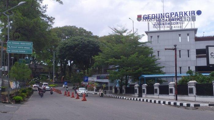 PENAMBAHAN TITIK PARKIR : Salah satu gedung parkir di dalam kota yang terletak di kawasan jalan Sudirman, Kota Bukittinggi, Senin (24/3/2025). Pemerintah Kota Bukittinggi menambah sebanyak 18 titik parkir alternatif dalam rangka libur panjang hari raya Idul Fitri 1446 H.