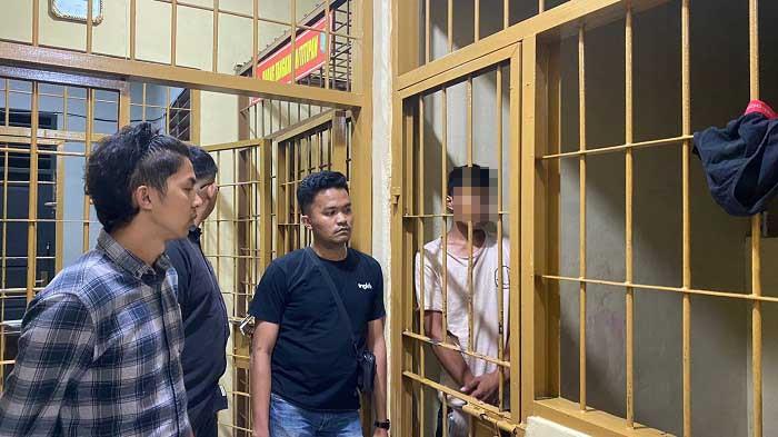 PENCABULAN DAN PERSETUBUHAN ANAK - satreskrim Polres Padang Panjang mengamankan terduga pelaku pencabulan dan persetubuhan terhadap anak di bawah umur, RS (24) di di Jalan Muaro, Kelurahan Berok Nipah, Kecamatan Padang Barat, Kota Padang, Jumat (18/7/2025). Kasat Reskrim Polres Padang Panjang, IPTU Ary sebut terduga pelaku terancam hukuman 15 tahun penjara.
