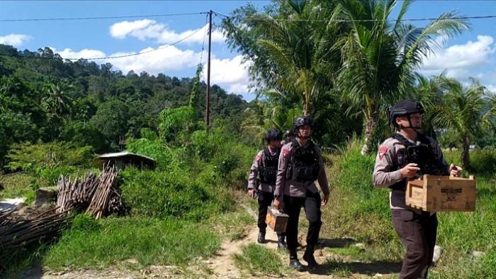 PENEMUAN MORTIR : Evakuasi mortir yang ditemukan warga oleh tim Gegana Brimob Polda Sumbar di kawasan Jalan Sekayan, Sungai Bangek, Kelurahan Balai Gadang, Kecamatan Koto Tangah, Kota Padang, Sumatera Barat, Rabu (16/7/2025). Mortir tersebut ditemukan warga saat sedang membersihkan area perkebunan miliknya.