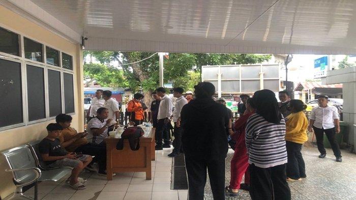 PENEMUAN POTONGAN TUBUH: Keluarga dari korban yang diduga potongan tubuhnya ditemukan di kawasan Batang Anai, Kabupaten Padang Pariaman, Sumatera Barat, mendatangi Rumah Sakit Bhayangkara Padang pada Rabu (18/6/2025) sore