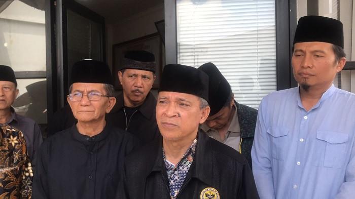 PENERIMAAN PESERTA DIDIK - Pembimbing KAN Jorong Koto Selayan, Irfan Heri Datuak Kuniang Pangka Tuo Nagari saat memberikan keterangan di kantornya, Senin (28/7/2025). Heri sebut sebanyak 16 anak kemanakannya masih belum mendapatkan kursi di SMAN 5 Bukittinggi.