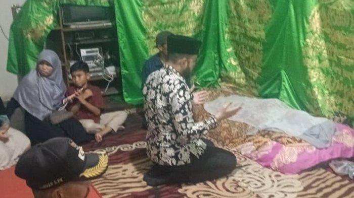 PENOLAKAN BEROBAT : Walikota Padang, Fadly Amran saat mengunjungi rumah duka, Desi Erianti, Sabtu (31/5/2025). Pemko Padang akan melakukan pengecekan terkait kebenaran berita yang beredar tersebut.