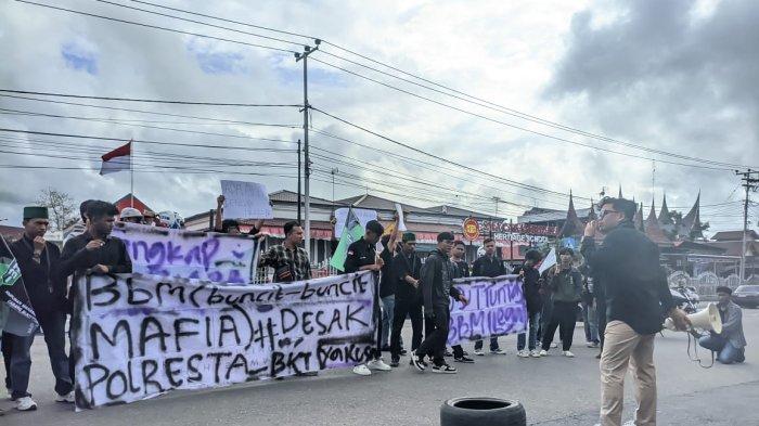 POLRESTA BUKITTINGGI DIDEMO - Puluhan massa aksi Himpunan Mahasiswa Islam (HMI) Cabang Bukittinggi mendatangi kantor Polresta Bukittinggi pada Selasa (17/6/2025). Aksi yang dilakukan HMI Cabang Bukittiggi buntut dari belum diusutnya kasus kebakaran bangunan tempat penyimpanan BBM di Kota Bukittinggi beberapa waktu lalu.