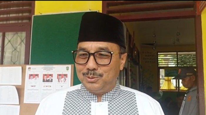 PSU PILKADA PASAMAN : Anggota DPR-RI, Benny Utama bersama istri ikut mencoblos saat PSU Pilkada Pasaman Barat di TPS 013 Pauah, Sabtu (19/4/2025). Benny mencoblos di TPS yang sama dengan lokasi mencoblos Bupati petahana, Sabar AS.