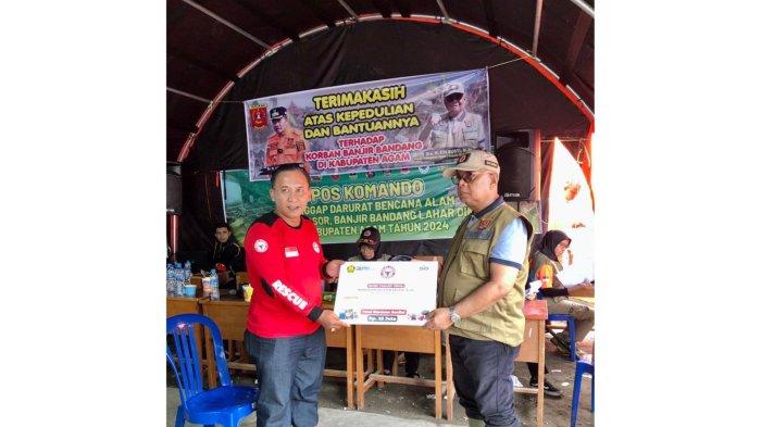 Ketua Komisaris Semen Padang Serahkan Bantuan Banjir di Posko Agam