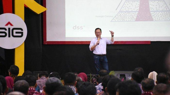 Selain menggelar Bulan K3 Nasional, PT Semen Padang juga melakukan kegiatan Aksi Gerakan Masyarakat Sehat untuk masyarakat di lingkungan perusahaan melalui sosialisasi Pola Hidup Bersih dan Sehat di kawasan Padayo, Kelurahan Indarung, Lubuk Kilangan.