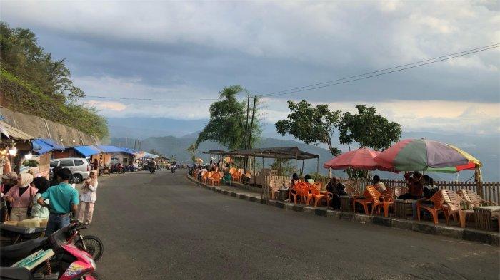 PANORAMA KELOK TAMAM - Panorama Kelok Tamam terletak tak jauh dari Objek Wisata Puncak Pato, lebih tepatnya berada di Jorong Baruh Bukik, Nagari Andaleh Baruh Bukik, Kecamatan Sungayang, Kabupaten Tanah Datar, Provinsi Sumatera Barat. Saat TribunPadang.com berkunjung Sabtu (12/7/2025) pengunjung asyik menyeruput kopi seraya menikmati senja.