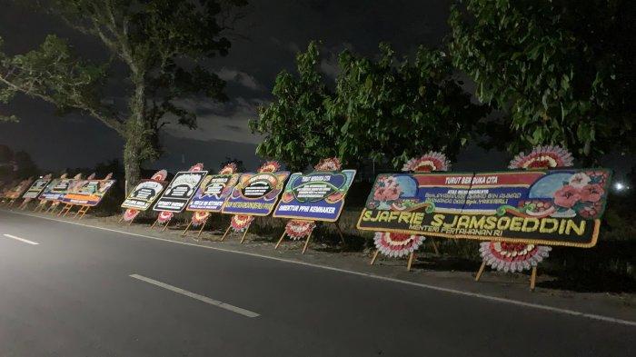 Sejumlah papan bunga berisi ucapan duka cita dari sejumlah tokoh berjejer di rumah duka ayah Menteri Ketenagakerjaan RI, Yassierli, di Parak Buruk, Batipuh Panjang, Kota Padang, Sumatra Barat, Kamis (7/11/2024), malam.
