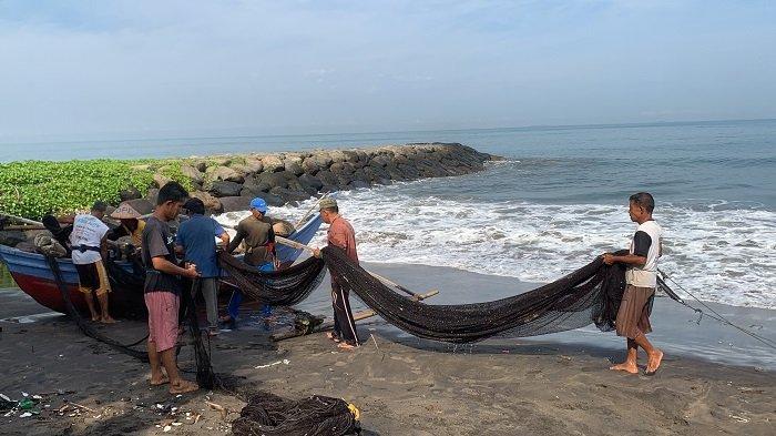 Para nelayan elo pukek saat memilah ikan di antara sampah yang terperangkap dalam jaring di Kota Padang, Sumatera Barat, Rabu (21/8/2024).