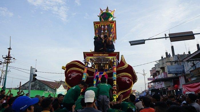 Anak Tabuik Subarang sedang melakukan prosesi Tabuik Naiak Pangkek di Simpang Tabuik Kota Pariaman, dalam lanjutan Pesona Tabuik Budaya Piaman 2024, Minggu (21/7/2024).