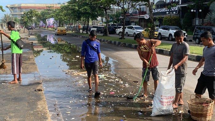 Pasir terbawa gelombang tinggi di Jalan Samudera, Belakang Tangsi, Kecamatan Padang Barat, Kota Padang, Sumatera Barat, Kamis (17/10/2024).