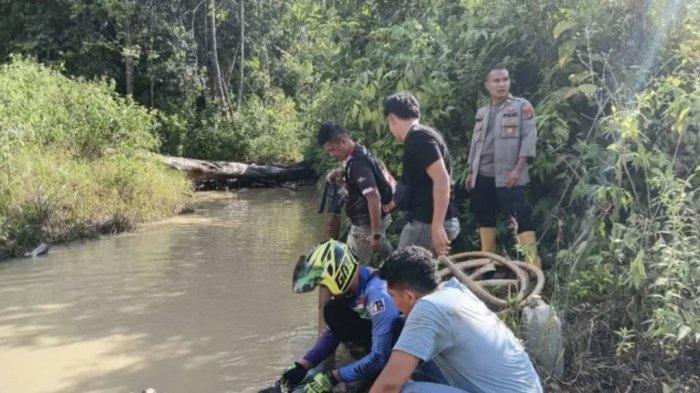 RAZIA TAMBANG EMAS - Dua Polsek di wilayah hukum Polres Solok Selatan menggelar razia tambang emas diduga ilegal dan petugas menyita sejumlah peralatan tambang. Giat aparat penegak hukum untuk  mengamankan belumlah membuahkan hasil, karena terduga pelaku melarikan diri.