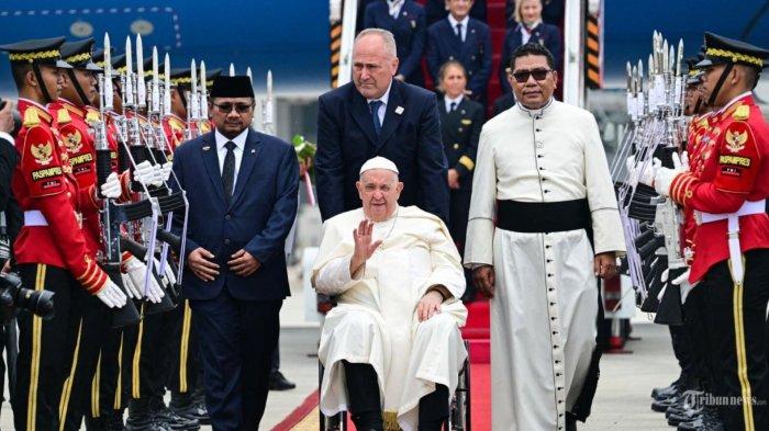 Paus Fransiskus (tengah, di kursi roda) disambut saat kedatangannya di Bandara Internasional Soekarno?Hatta di Jakarta pada 3 September 2024. - Paus Fransiskus tiba di Indonesia yang mayoritas penduduknya Muslim pada 3 September untuk perhentian pertama tur empat negara di Asia-Pasifik akan menjadi masa kepausan terlama yang dijalani Paus berusia 87 tahun itu, menurut seorang reporter AFP yang bepergian bersamanya.