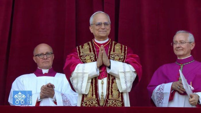 PAUS BARU TERPILIH - Paus Leo XIV saat pertama kali tampil menyapa publik di balkon Basilika Santo Petrus, Vatikan, Kamis (8/5/2025).