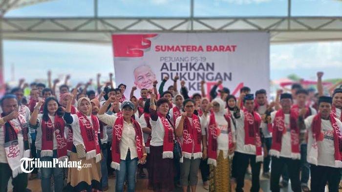 Pejuang GP 2024 Sumatera Barat (Sumbar) ini mendeklarasikan dukungan ke bakal calon presiden (Bacapres) Ganjar Pranowo di Kota Padang Sumatera Barat (Sumbar) pada Jumat (18/8/2023) siang. Sebelumnya, pada Pilpres 2019 kelompok ini mendukung pemenangan Prabowo Subianto.