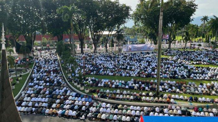 Pelaksanaan Salat Id di Halaman Kantor Gubernur Sumatera Barat (Sumbar), Rabu (10/4/2024).