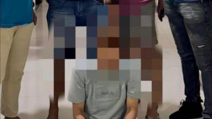 PENGUNGKAPAN KASUS CABUL- Sat Reskrim Polres Agam mengamankan seorang pria berinisial AS alias Agus (62), yang diduga kuat terlibat dalam tindak pidana pencabulan dan persetubuhan terhadap anak berkebutuhan khusus. Inisial AS alias Agus diamankan pada Senin, 26 Mei 2025, sekitar pukul 18.15 WIB di Kecamatan Tanjung Raya, Kabupaten Agam, Sumatera Barat.