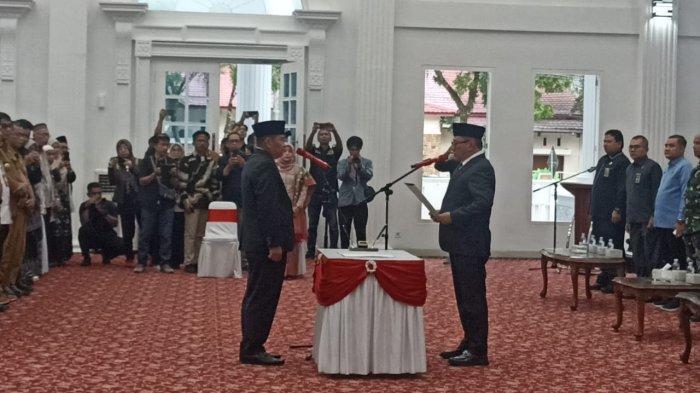 SEKDA KOTA BUKITTINGGI -  Wali Kota Bukittinggi, Ramlan Nurmatias resmi melantik Rismal Hadi sebagai Sekretaris Daerah (Sekda) Bukittinggi terpilih, Selasa (8/7/2025). Pelantikan dan pengambilan sumpah serta serah terima jabatan Sekda Kota Bukittinggi berlangsung di Rumah Dinas Walikota Bukittinggi.