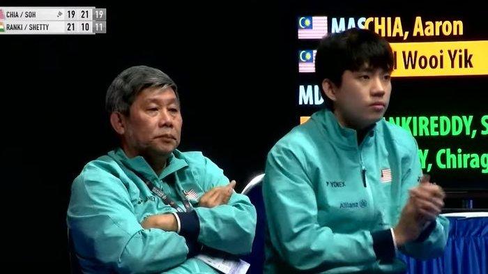 SOSOK HERRY IP - Pemain ganda putra Malaysia, Man Wei Chong, ikut Herry Iman Pierngadi mendampingi laga Aaron Chia/Soh Wooi Yik di Singapore Open 2025. Sosok Herry Iman Pierngadi atau Herry IP, selaku Pelatih asal Indonesia yang berkarir di Malaysia makin lama, mencuri perhatian publik utamanya pecinta cabang olahraga (Cabor) Bulu Tangkis di tanah air