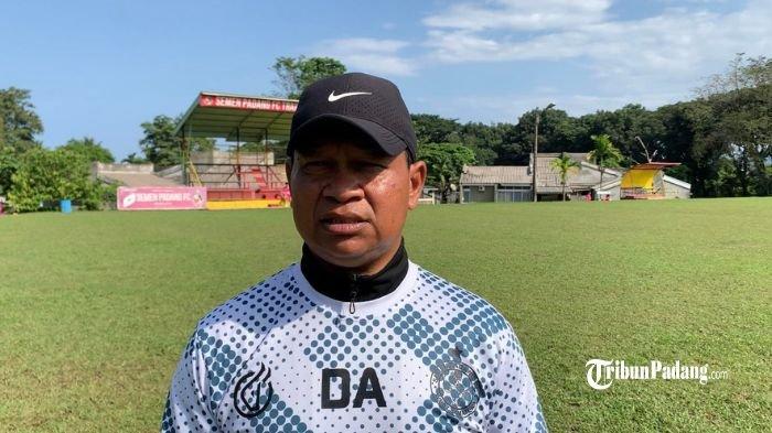 Pelatih Kepala Semen Padang FC, Delfiadri.
