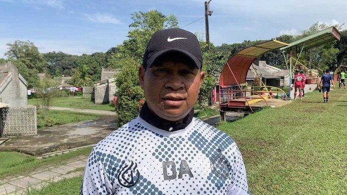 Pelatih Kepala Semen Padang FC, Delfiadri saat diwawancarai, Rabu (8/11/2023).