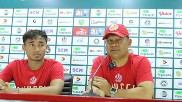 Pelatih Kepala Semen Padang FC Delfiadri, bersama dengan kapten tim Rosad Setiawan, memberikan keterangan jelang pertandingan menghadapi Sriwijaya FC, Sabtu (30/9/2023).