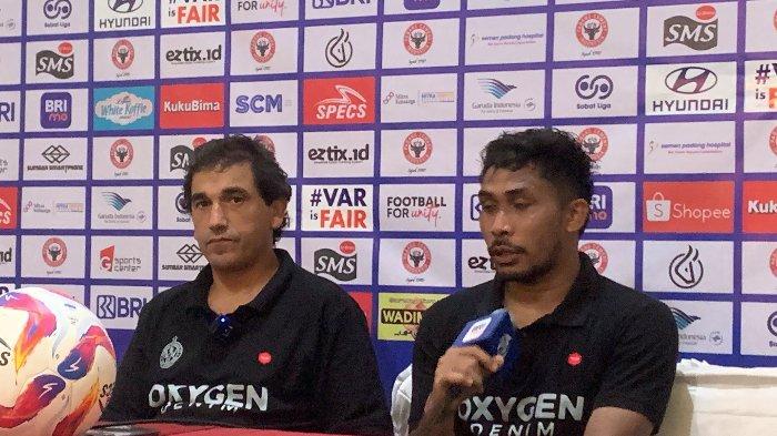 Pelatih Kepala Semen Padang FC Eduardo Almeida (kiri) bersama dengan pemainnya Alexvan Djin di Stadion GOR H Agus Salim Padang, Jumat (27/12/2024).