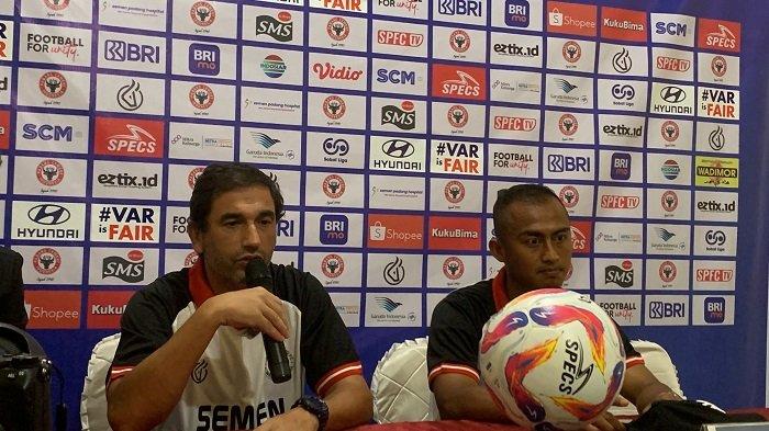 Pelatih Kepala Semen Padang FC Eduardo Almeida, bersama dengan perwakilan pemain Dimas Roni, Rabu (20/11/2024).