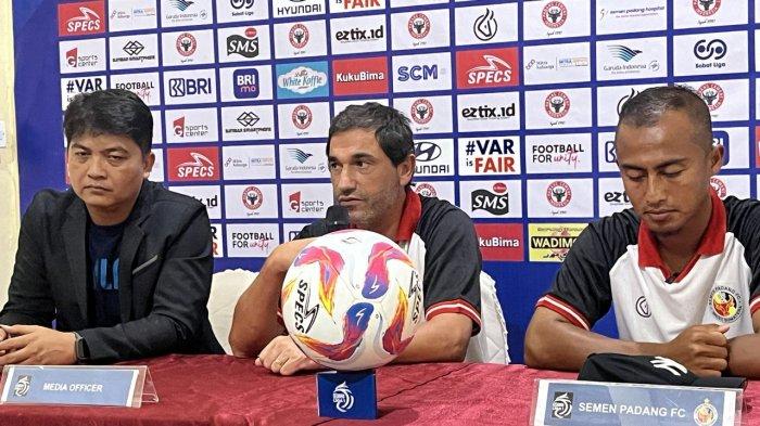 Pelatih Semen Padang FC Eduardo Almeida bersama pemainnya Dimas Roni saat konferensi pers jelang laga melawan Semen Padang FC, Rabu (20/11/2024).