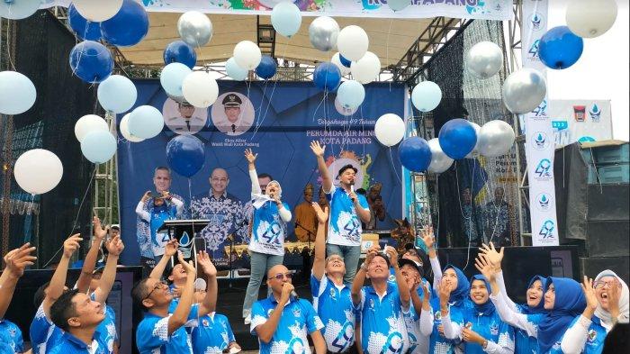 Pelepasan 49 buah balon pada momen HUT ke-49 Perumda Air Minum Kota Padang oleh Direktur Utama Hendra Pebrizal dan jajaran, yang diikuti juga oleh Wali Kota dan Wakil Wali Kota Padang; Hendri Septa - Ekos Albar, dan unsur Forkopimda lainnya, Sabtu (30/12/2023).