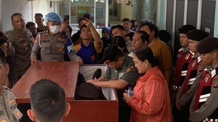 Keluarga melihat jenazah Kasat Reskrim Polres Solok Selatan AKP Ulil Ryanto Anshari yang tewas ditembak rekannya sendiri, Kabag Ops Polres Solok Selatan, AKP Dadang Iskandar di RS Bhayangkara Padang, Jumat (22/11/2024). Jenazah diterbangkan ke Makassar untuk dimakamkan.