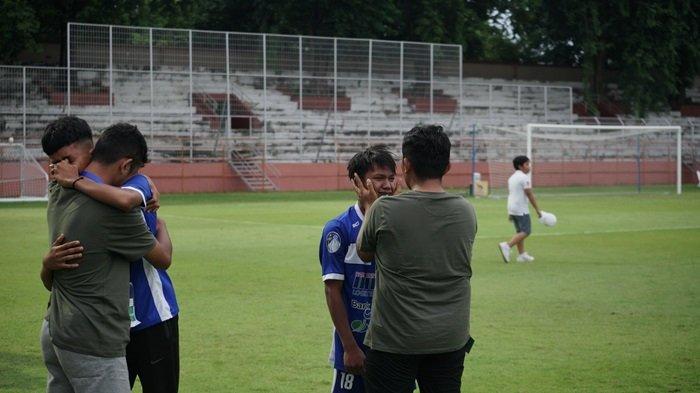 Pemain Persikopa Pariaman menangis setelah menelan kekalahan di Parati final piala Soeratin U-17 di gelora 10 November Surabaya, Sabtu (3/2/2024)