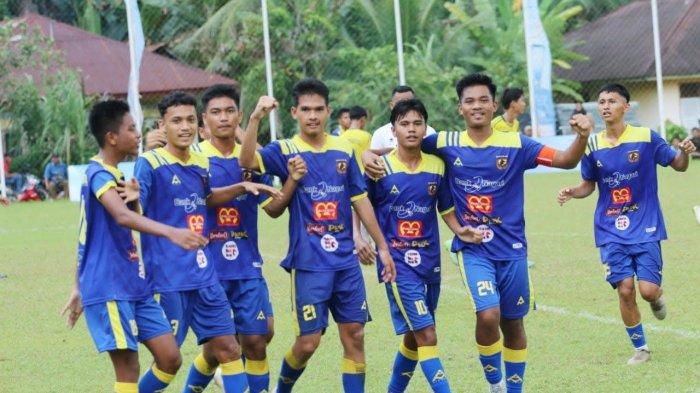 Pemain Persikopa merayakan gol semata wayang Fabian Okta (nomor punggung 21) ke gawang Kla Dentis Fc di babak 8 besar piala Soeratin u 17 Sumbar