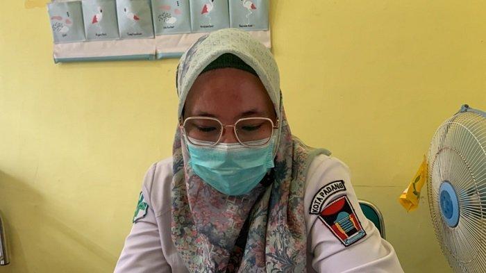 Pemegang Program APJ Rabies Puskesmas Pauh, Rika Mulyani saat diwawancarai Selasa (26/9/2023).