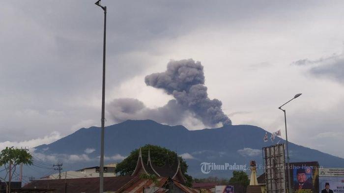 Penampakan Gunung Marapi dari Kota Bukittinggi, Selasa (6/2/2024).