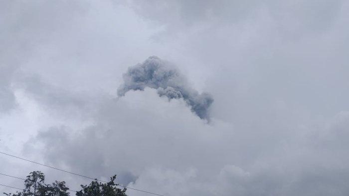 Penampakan erupsi Gunung Marapi dari  Jorong Batang Silasiah, Nagari Bukik Batabuah, Kabupaten Agam, Senin (5/2/2024).