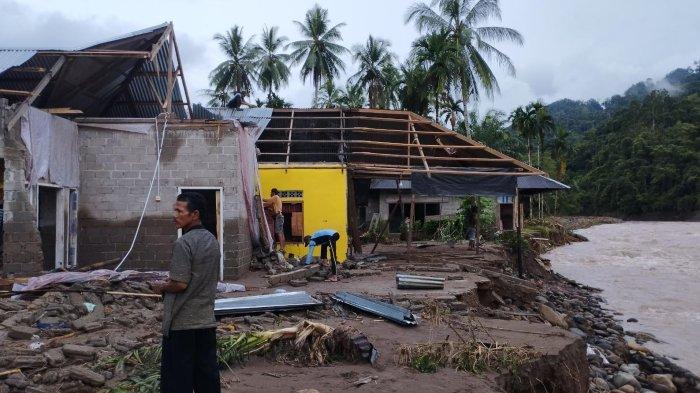 Penampakan pemukiman warga di Batu Balah, Kecamatan Sutera, Pesisir Selatan yang porak poranda diterjang banjir bandang, Sabtu (9/3/2023).